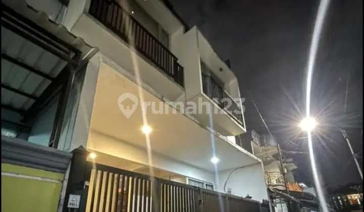 Rumah Cantik 3 Lt Dengan Swimming Pool Dekat Tebet Ecopark