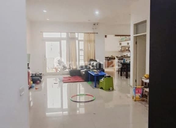 Semi-Furnished Nice House by Dr. Djunjunan, Bandung