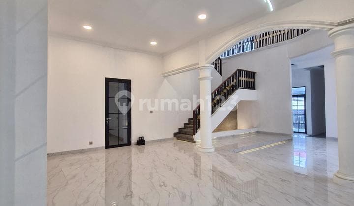Rumah Brand New Tomang 3 Lantai Hadap Selatan