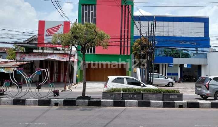 Dijual Gedung Komersial 3 Lantai - Lokasi Strategis di Pusat Kota Gresik