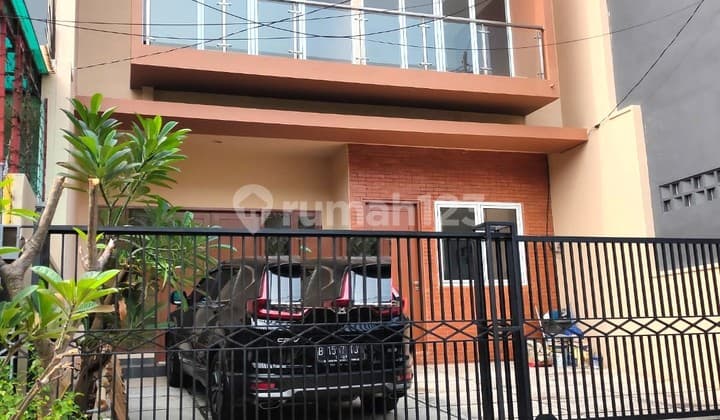 Rumah Baru, Pulomas Timur 2 Lantai 8X18,Semi Furnish, Minimalis Bebas Banjir bisa KPR