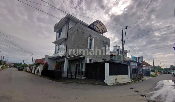 Rumah Mewah 3 Lantai Pusat Kota Purwokerto
