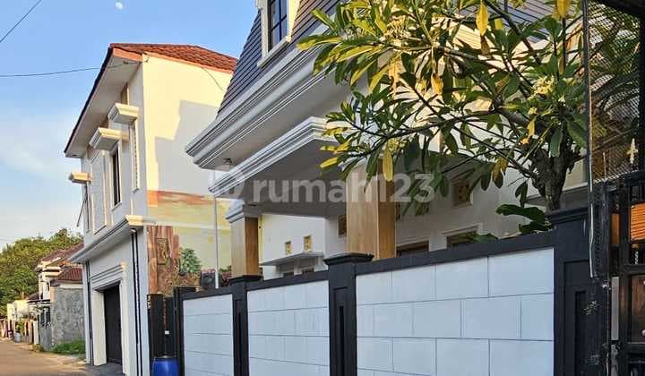 Rumah Mewah Tingkat American Klasik Desain Pusat Kota Purwokerto