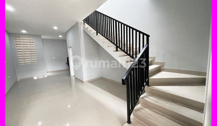 Dhyana rents a 4x15m house in Cengkareng.