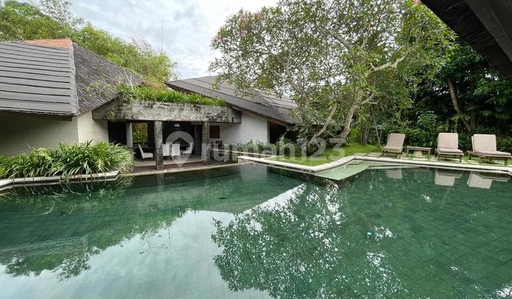 Dijual Villa Balinesse Temporary Design di Jl. Kuwum, Kerobokan Kelod, Kuta Utara.