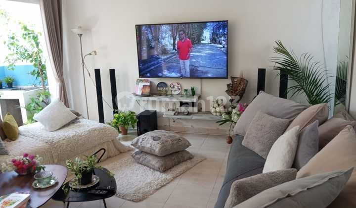 Rumah dengan Konsep Semi Villa, Open Space, Ada Kolam Renang, Semi Furnished di Jimbaran