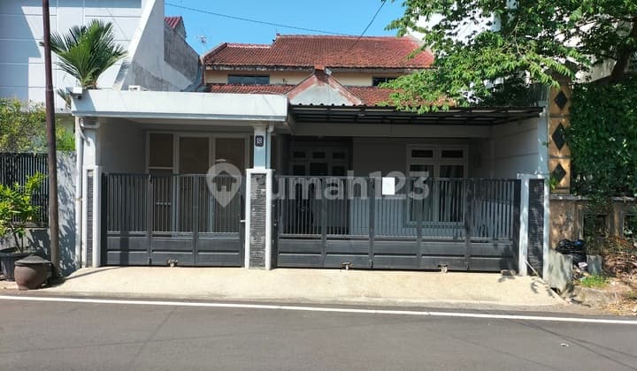Rumah Murah 2lt Cocok Untuk Usaha Dan Usaha Kost Di Jl. Taman Borobudur
Lokasi Strategis :
Dekat Sekolah Kolose St. Yusuf
Dekat Kampus
Di Area Komersil Dan Pusat Kuliner
Spesifikasi :
Luas Tanah : 178m²
Luas Bangunan : 300m²
Kamar Tidur : 8
Kam