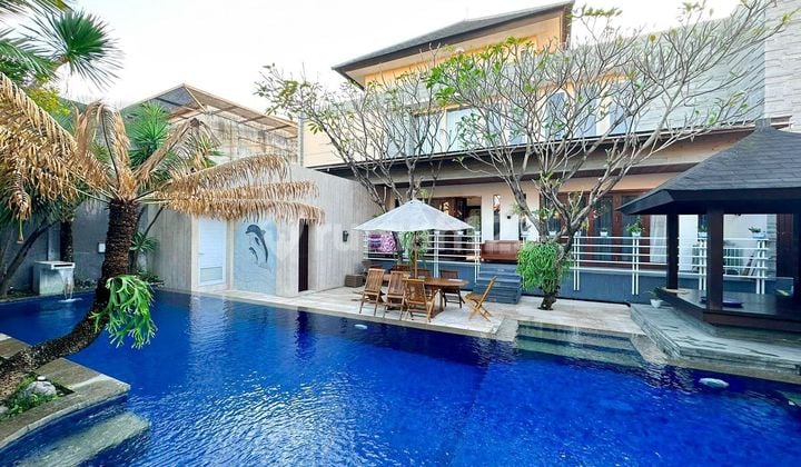 FOR SALE
BEAUTIFUL LUXURY SEMI VILLA HOUSE IN WEST DENPASAR
Land : 440m
Building : 550m
2+1 Storey
5+1 (Bedroom + Maid Room)
7 (6 Bathroom In Bedroom+ Shower + Guest Bathroom)
Ac (in bedroom)
Waterheater (In 6 Bathroom)
Storage Room
Po