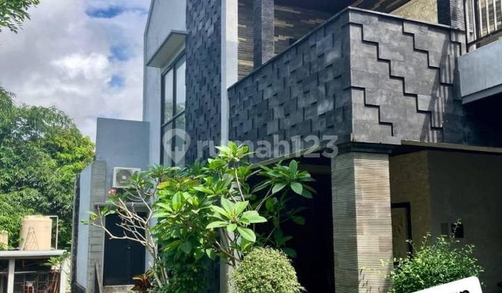 For Sale Cheap 2-Story Villa in Pecatu - Near Savaya, Uluwatu Exclusive Luxury in the Premium Pecatu Area with Land Area of 1,000 M² (10 Are) and Sturdy Building ±700 M². Specifications:- 6 Bedrooms- 5+1 Bathrooms (Including Bathroom Near Garage)-