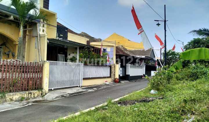 Land Calculation House on Jl. Lumba-lumba, 10 Minutes to Suhat, UB & Polinema, Quick Sale, Land Price Only. Jl. Lumba Lumba, Land Area: 180m², Building Area: 220m², Bedrooms: 6, Bathrooms: 2, Car Access, Near SMP/SMA Sabilillah, 10 Minutes from Soehat, UB.