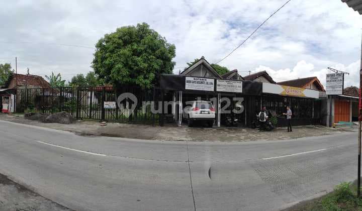 For Sale Land + Building in a Strategic Location Near Pt. Sritex Sukoharjo Specifications: Land Area: 2447 m² Building Area: 93 m² Electricity: 1300 Watt Water: PDAM