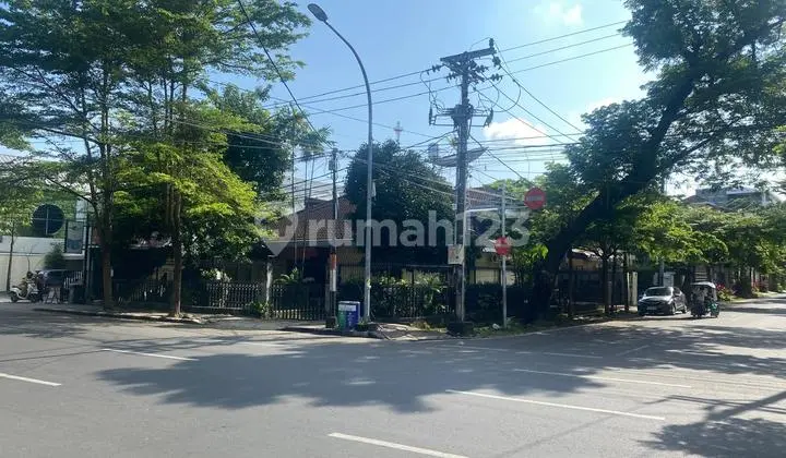 Di Jual Rumah Hook Lokasi Premium di Jl. Botolempangan Makassarspesifikasi : Luas Tanah : 437M²Lebar : 17,5Panjang : 25Shmharga 25 Milyar Nego