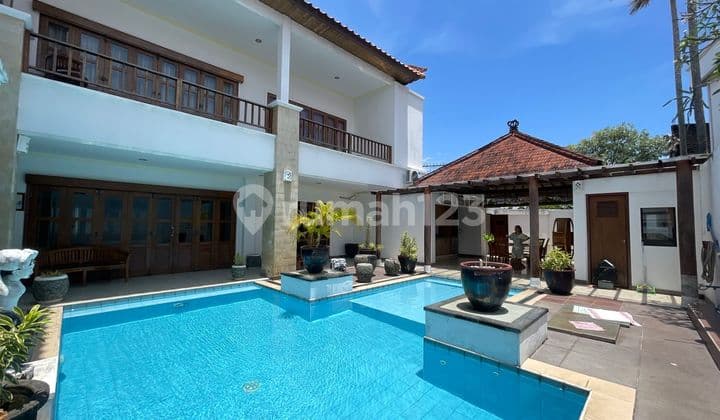 Rumah Semi Villa Dekat Sanur - One Gate Systemrumah Bergaya Semi Villa Tropis Modern Berlokasi Strategis Di Kawasan Tenang Dekat Sanur, Dengan Sistem Keamanan One Gate System Dan Penjagaan 24 Jam.spesifikasi: - luas Tanah: 470 M² - luas Bangunan: ±350 M²
