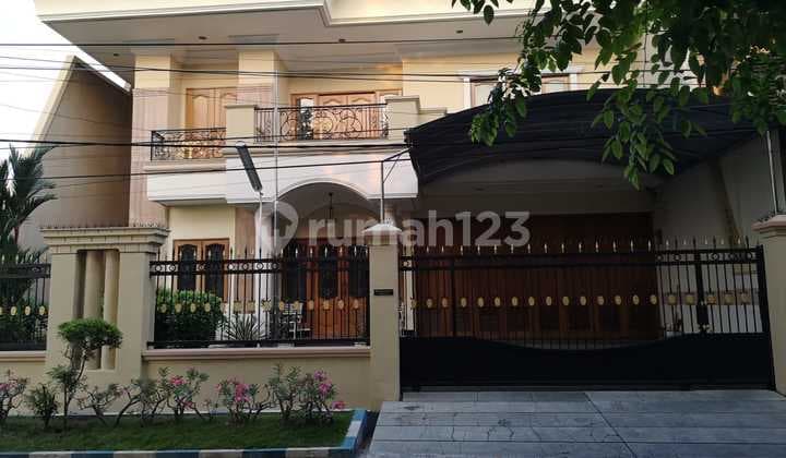 Rumah Mewah Old Money di Manyar Jaya Surabaya
