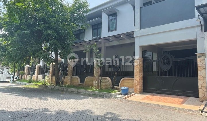 Rumah Mewah 2lt Posisi Hook Siap Huni Di Perum Royal Regency Mojokerto
Spesifikasi :
Luas Tanah : 329m²
Luas Bangunan : 397m²
Kamar Tidur : 6
Kamar Mandi : 7
PLN : 3500 Watt
Air : PDAM + Sumur
Garasi : 2
Carport : 2
Kitchen Set + Min