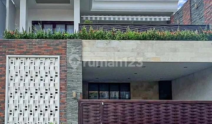 Modern 3-Bedroom House in Renon with Private Pool, Fully Furnished