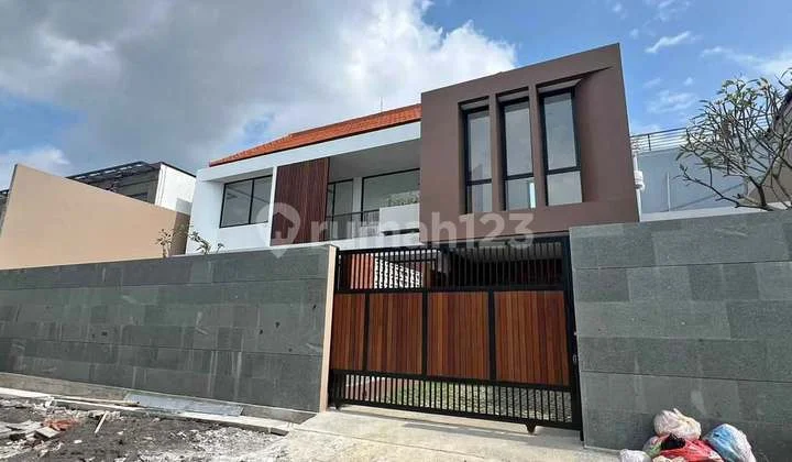 Rumah Modern Baru 3 Kamar dengan Private Pool di Kerobokan