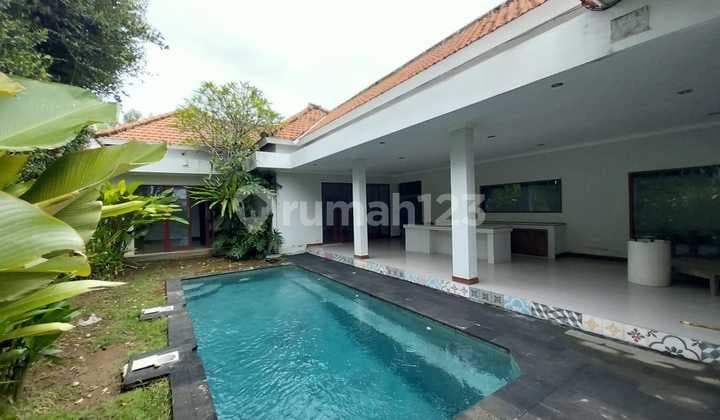 Villa Baru 3 Kamar di Batu Bolong Hanya Beberapa Menit ke Pantai