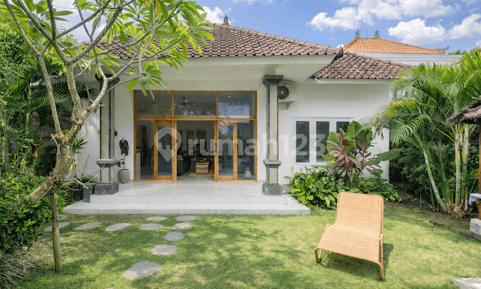 Villa 3 Kamar di Padang Linjong dengan Taman Luas 4 Mnt ke Pantai