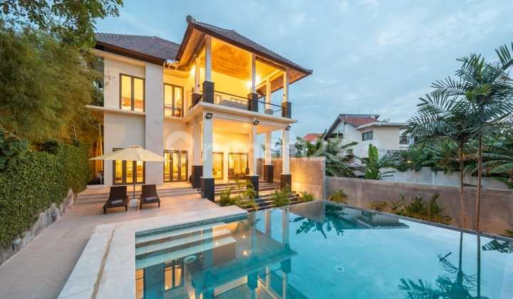 Magnificent Villa 10 Are, Just a Walk to Pererenan Beach, 6 Bedrooms