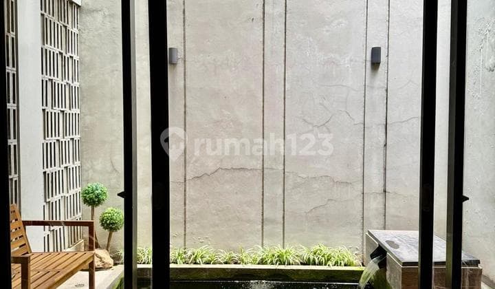 Rumah Dgn Tempat Duduk Outdoor di Bintaro Tangsel Sc-16505