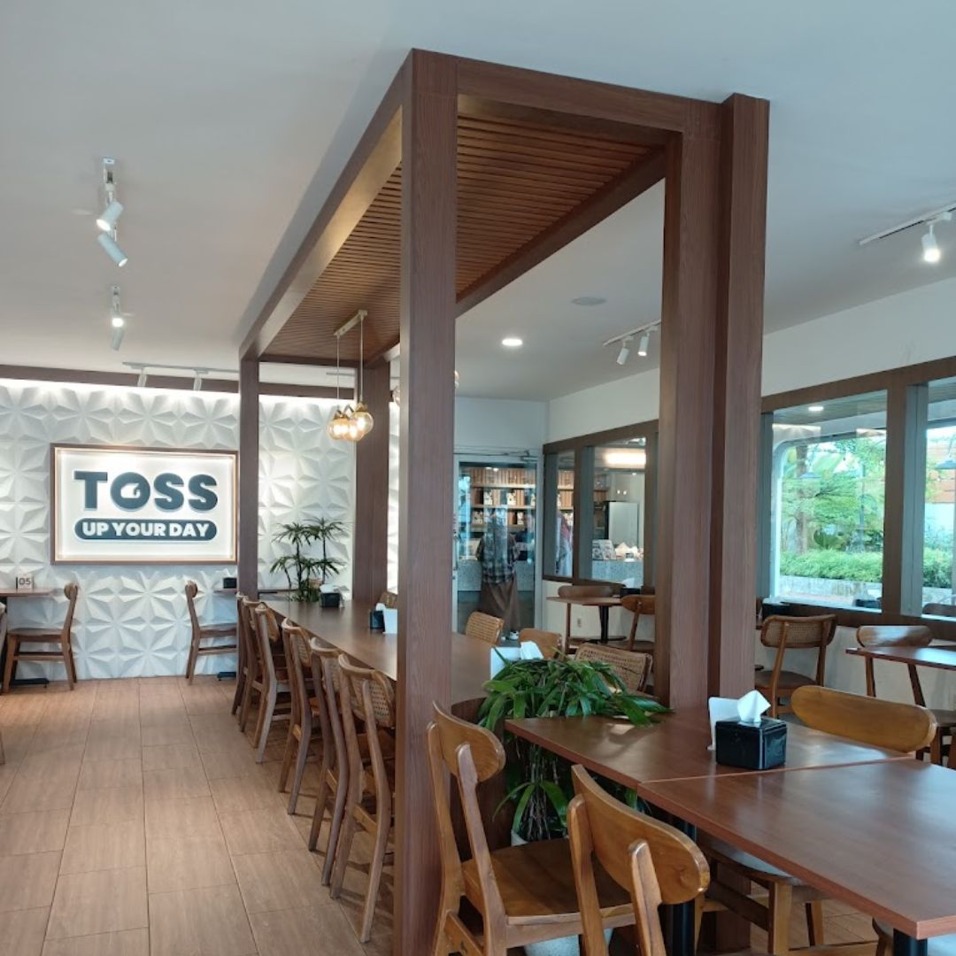 1. Toss Cafe Pontianak.jpg
