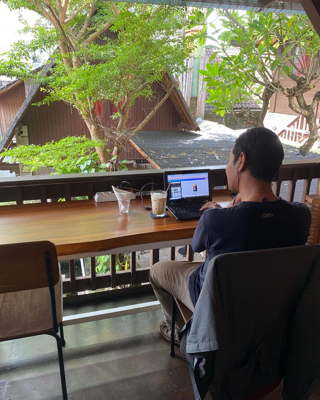 4. tempat coffee.jpg