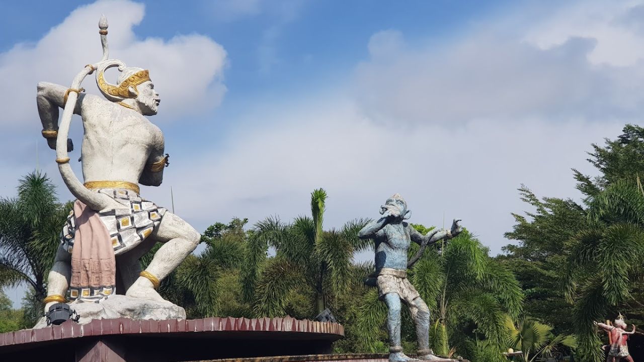 Air mancur dengan Patung Hanoman di Taman Lampion Klaten.jpg