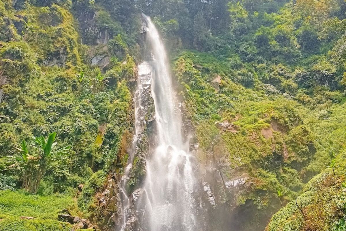 Air terjun di Curug Lawe Benowo.jpg