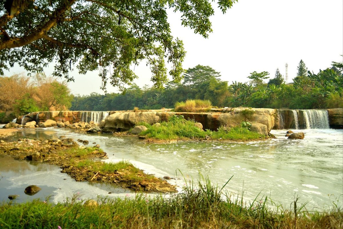 Air terjun di Curug Parigi.jpg
