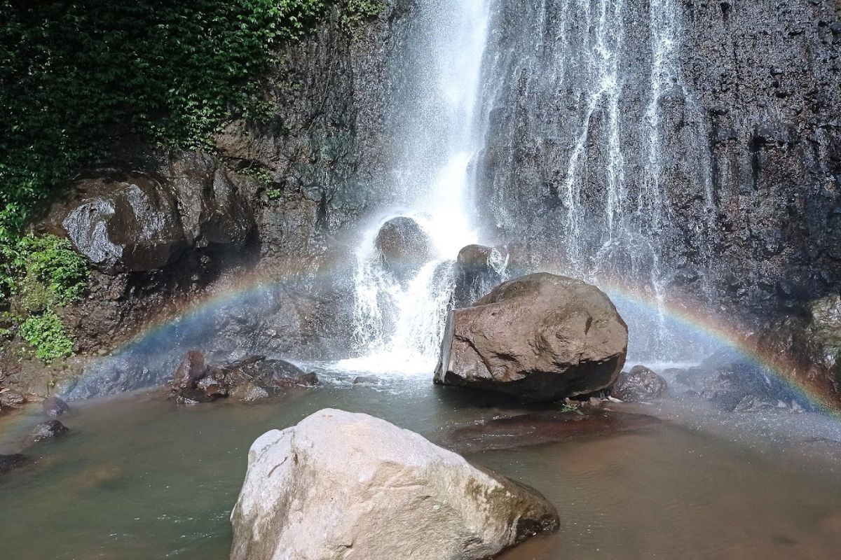 Air terjun di Puthuk Panggang Welut.jpg