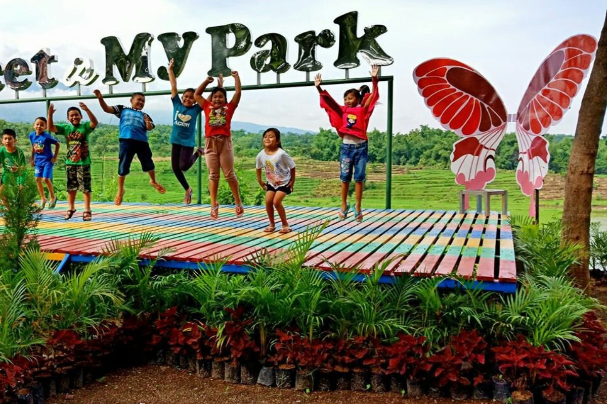 Anak-anak gembira di Pacet Mini Park.jpg