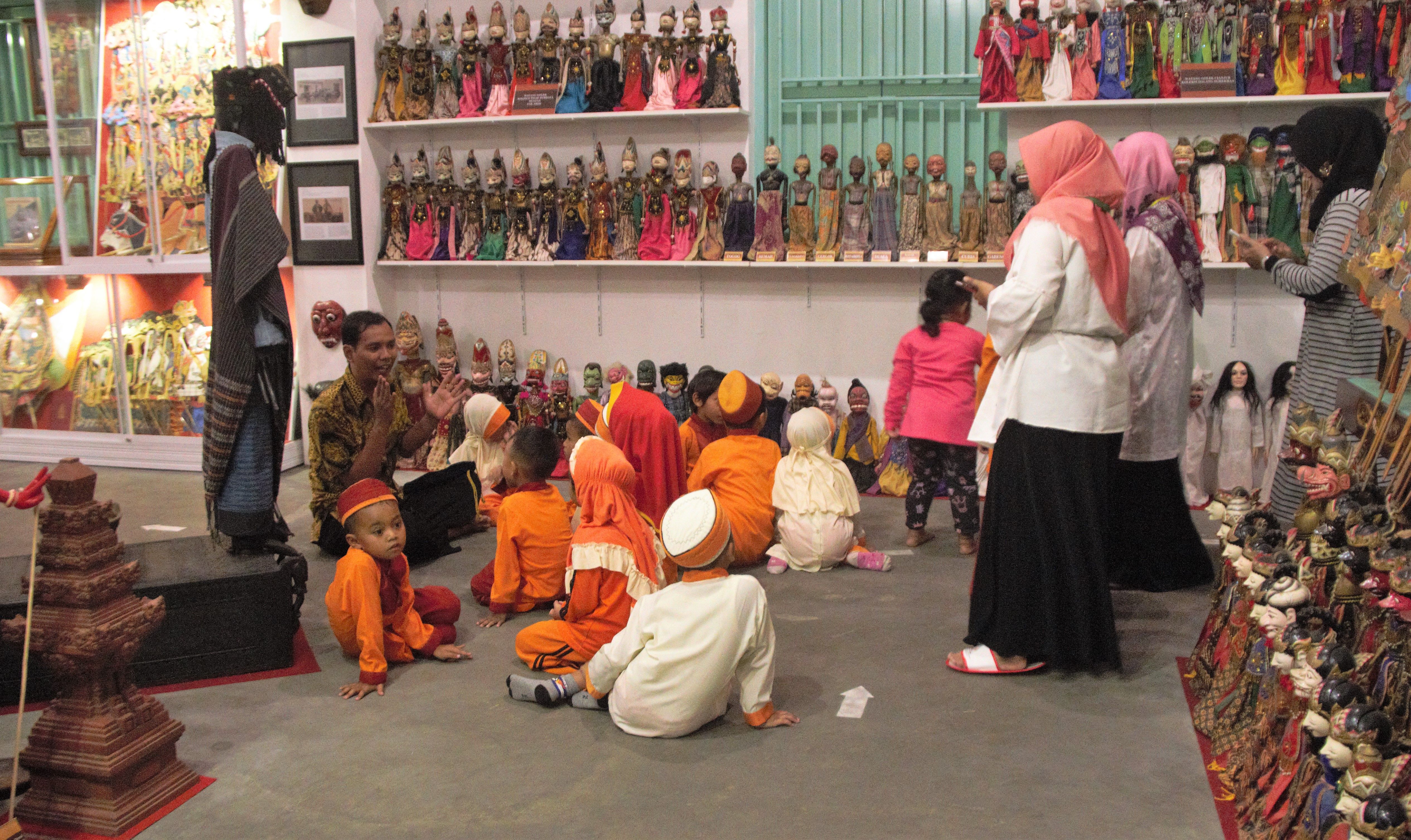 Anak-anak sedang melihat koleksi Museum Gubug Wayang Mojokerto.jpg