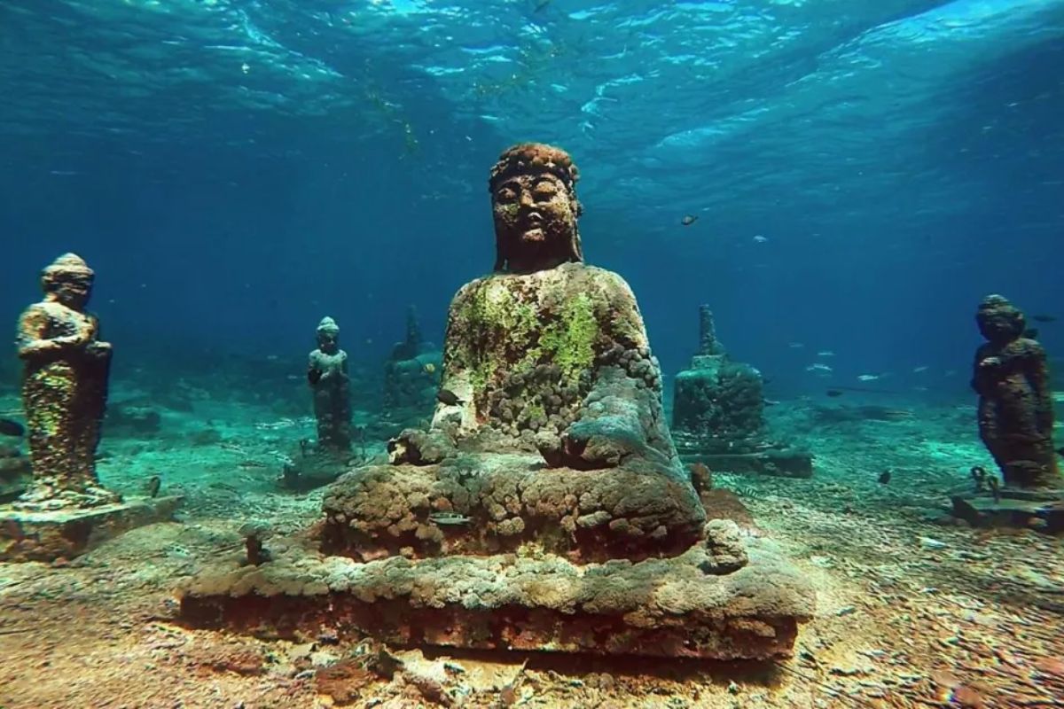 Arca bawah laut di Pantai Pemuteran.jpg