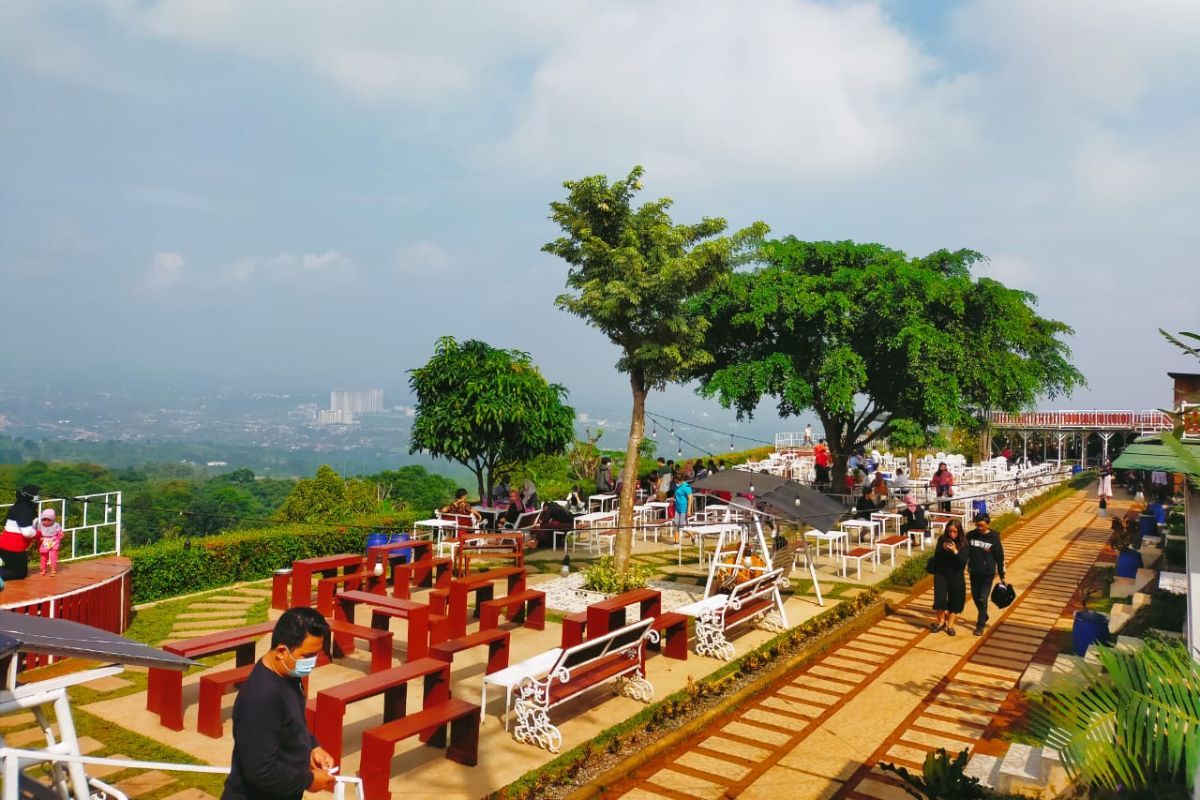 Area kafe di Taman Fathan Hambalang.jpg