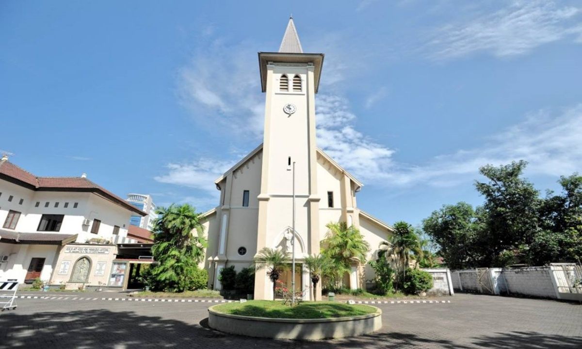 Arsitektur Gereja Katedral Makassar.jpg