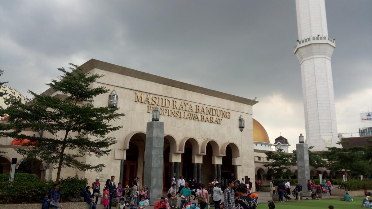 Arsitektur Masjid Raya Bandung.jpg