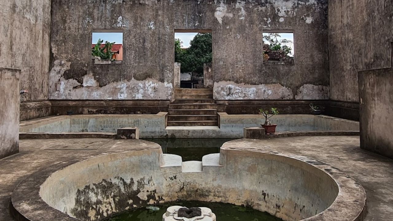 Bangunan Situs Warungboto yang khas seperti Arsitektur Tamansari.jpg