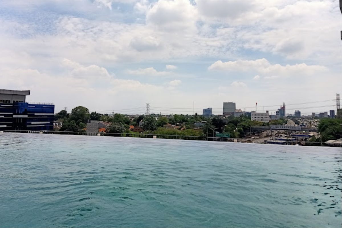Berenang di atas gedung tinggi.jpg