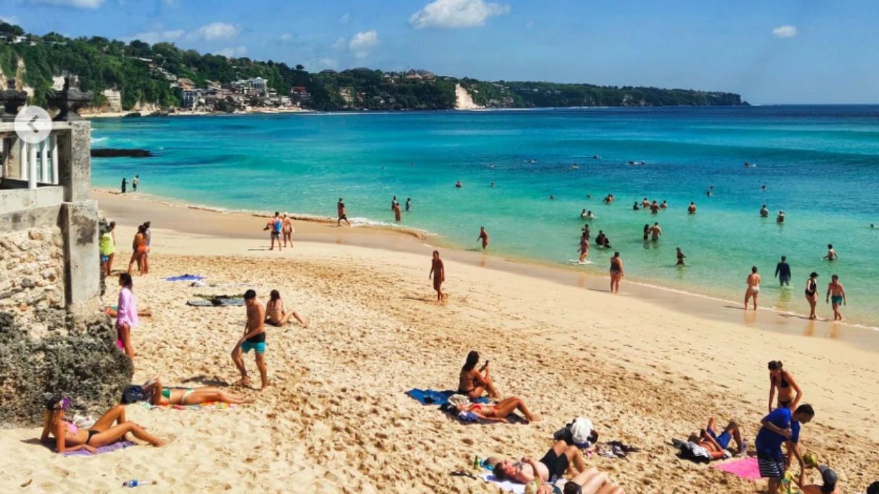 Berjemur di Pantai Dreamland.jpg