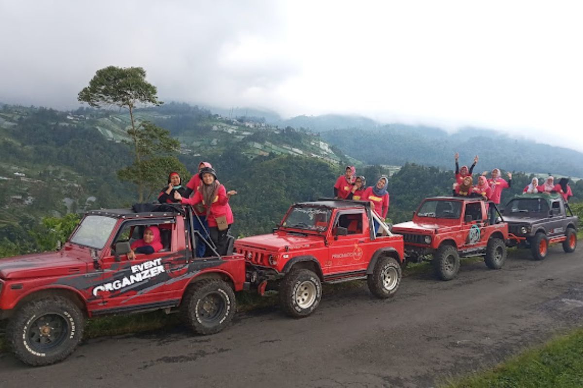 Berkeliling dengan mobil jip.jpg