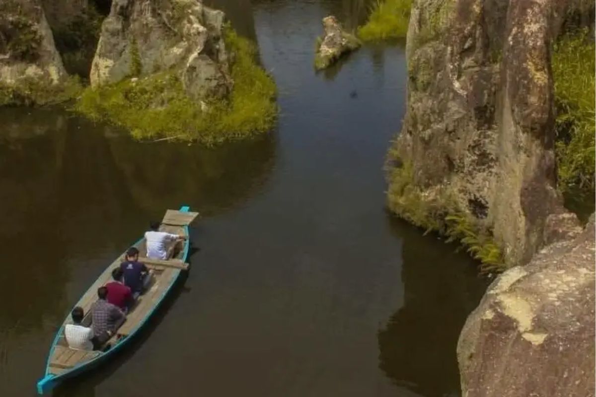 Berkeliling menggunakan sampan.jpg