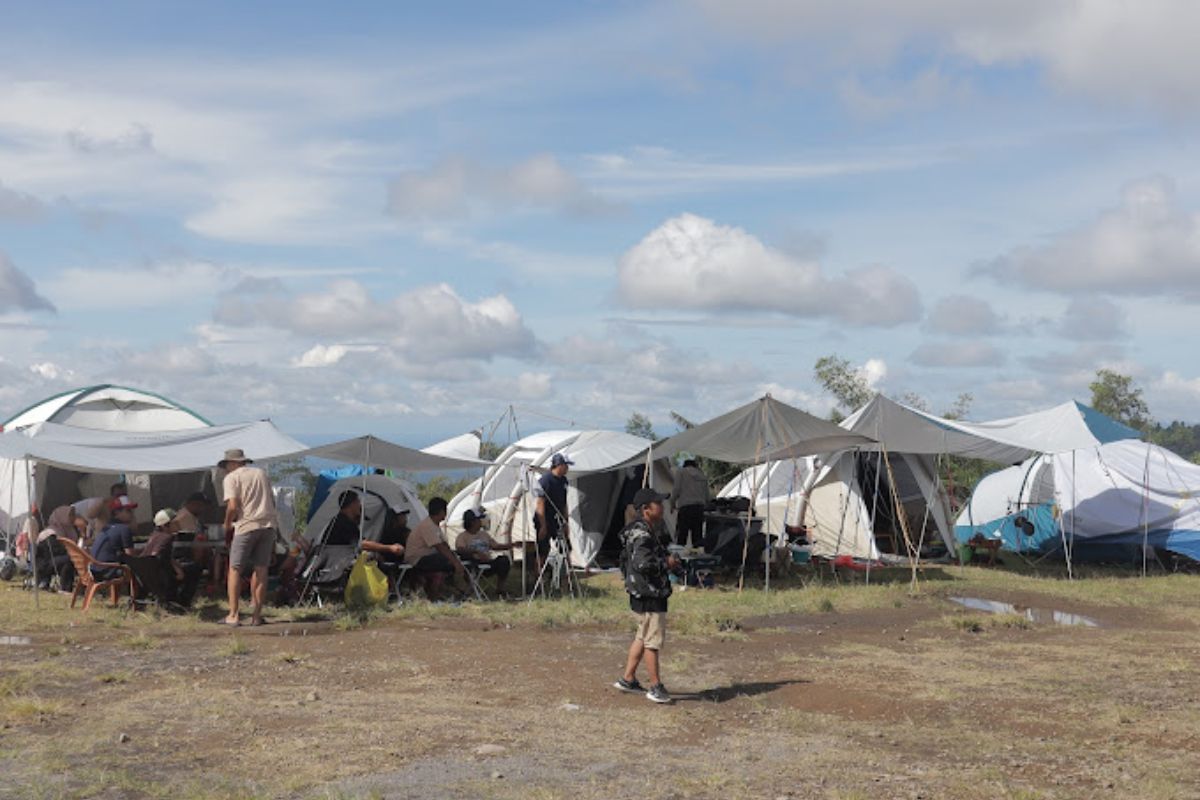 Berkemah sambil melihat matahari terbenam.jpg