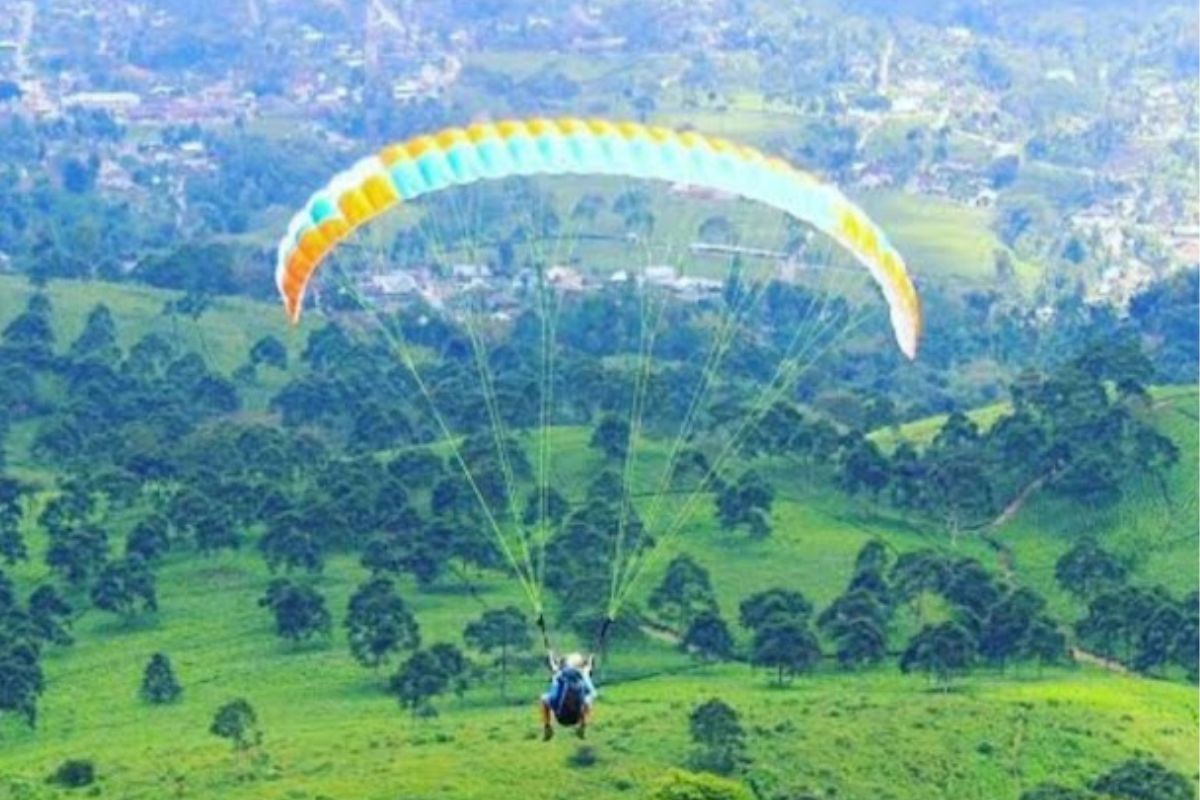 Berolahraga paralayang.jpg