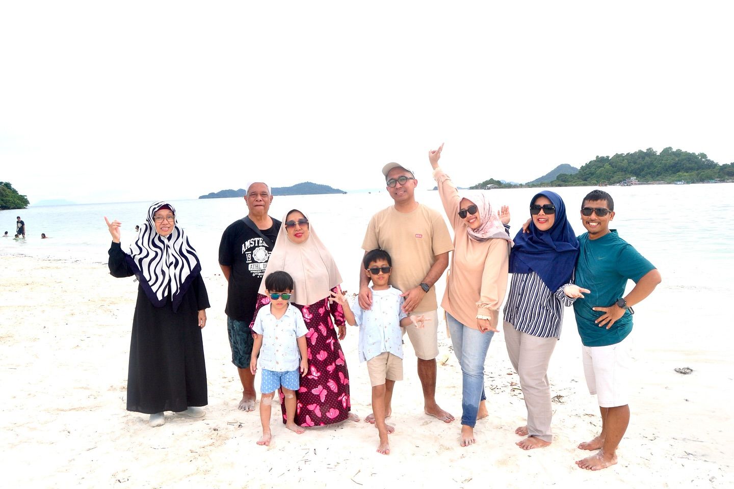 Bersama keluarga di Pulau Tangkil.jpg