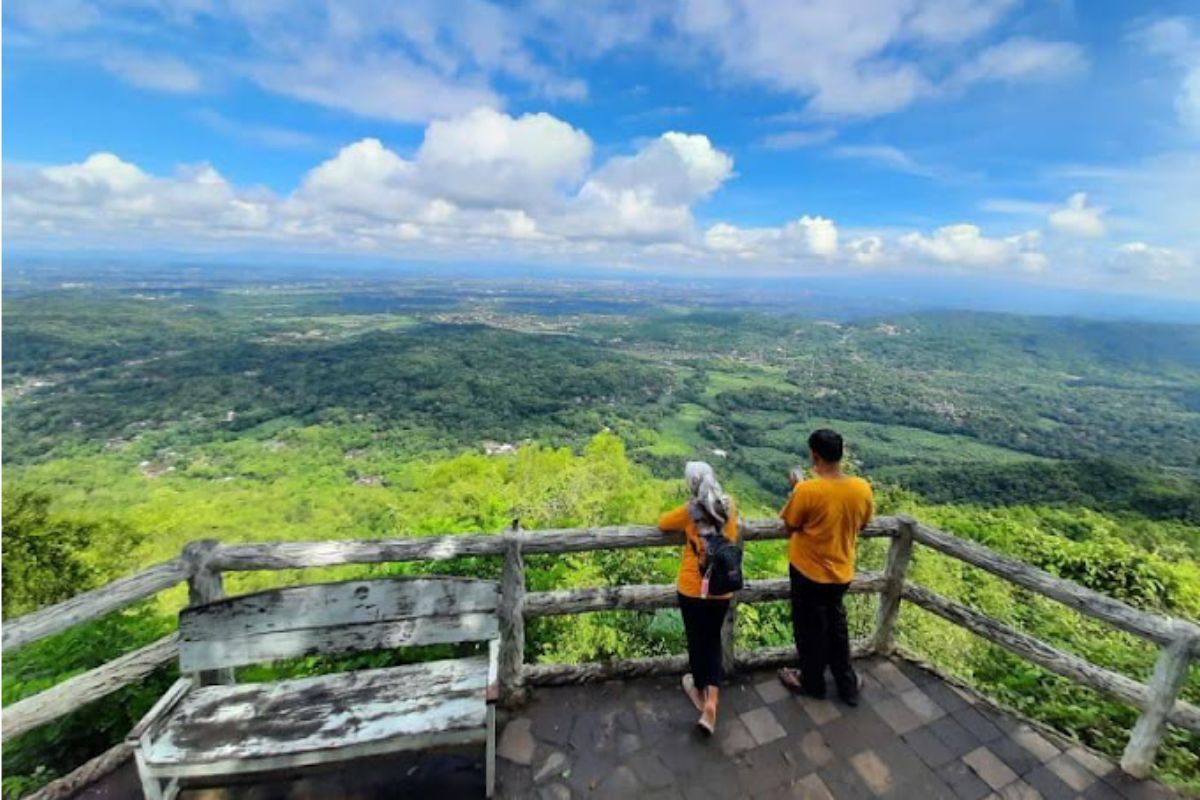 Bersantai sambil Menikmati Pemandangan.jpg