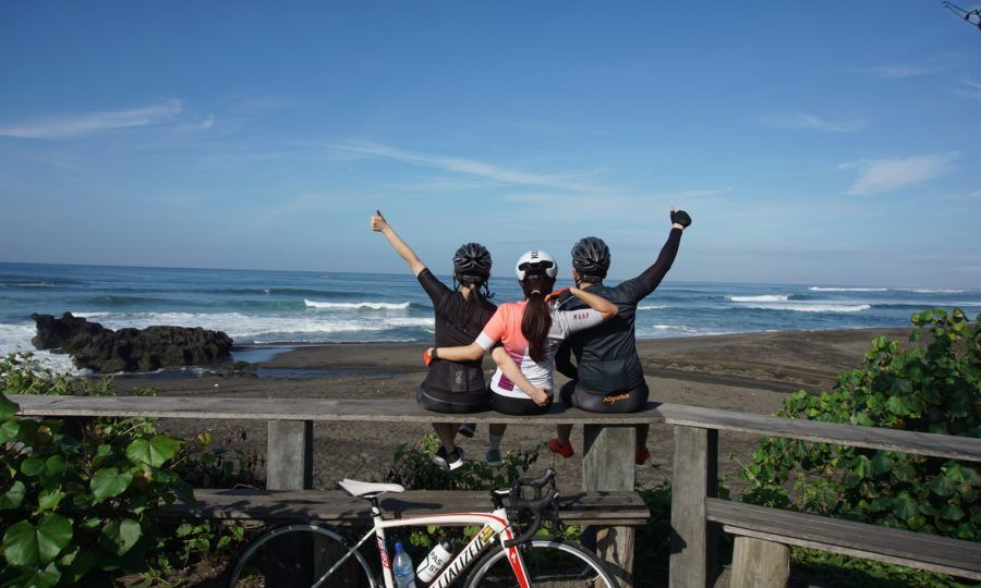 Bersepeda di Pantai.jpg