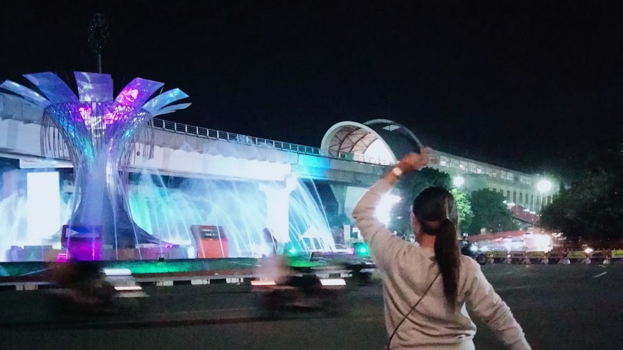Bundaran Air Mancur Palembang saat malam hari.jpg