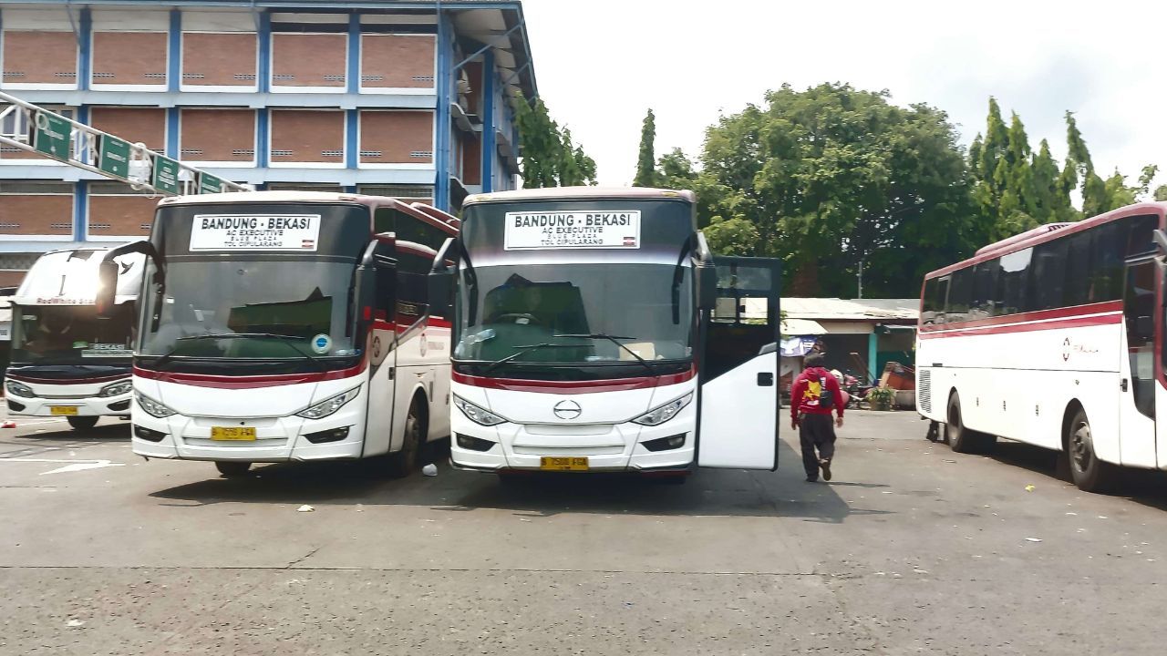 Bus di Terminal Bekasi.jpg