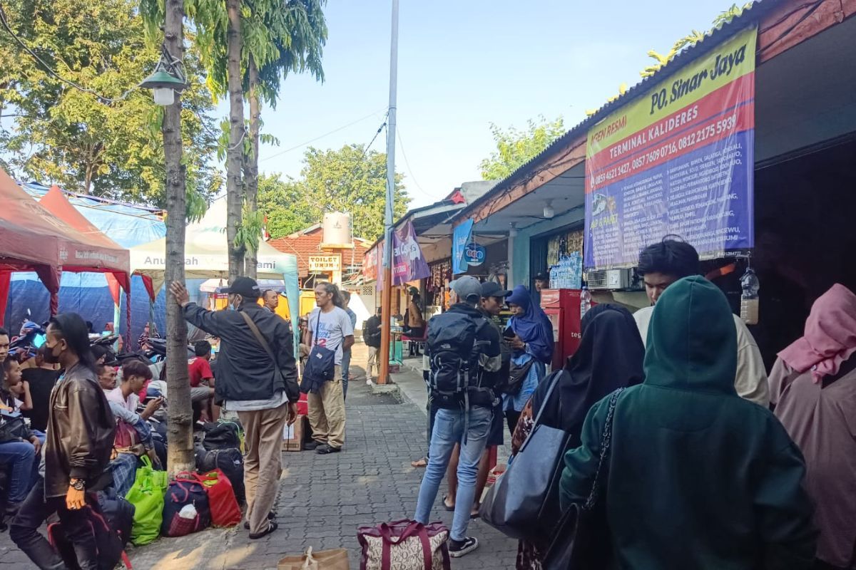Calon penumpang di Terminal Kalideres.jpg